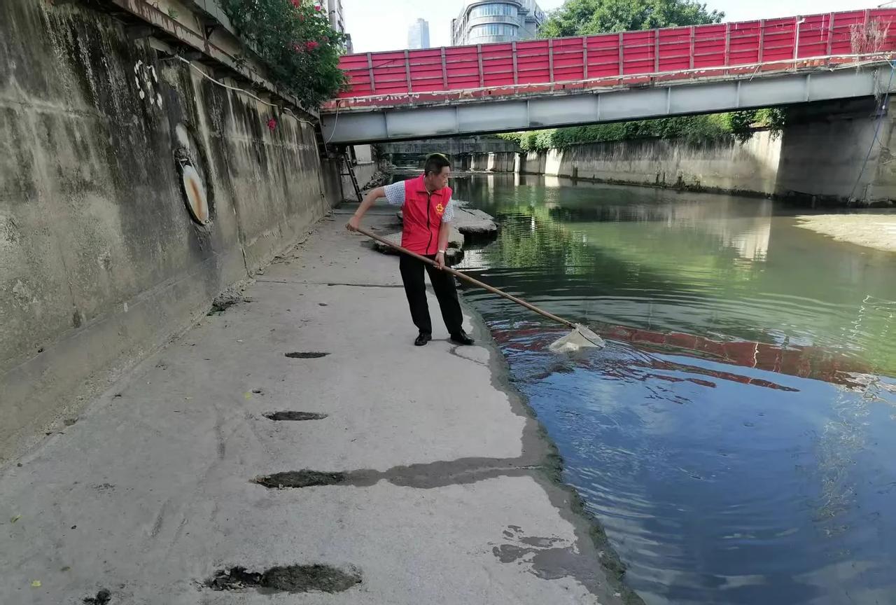 退役军人覃兆福投身棠下涌洁水行动 践行军人本色
近日，以“共筑清水梦”为主题的全