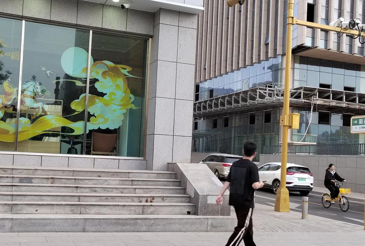 立夏的太原，这衣服咋穿？
这都立夏了，太原城还是小风瑟瑟，还有穿厚外套的，但也有