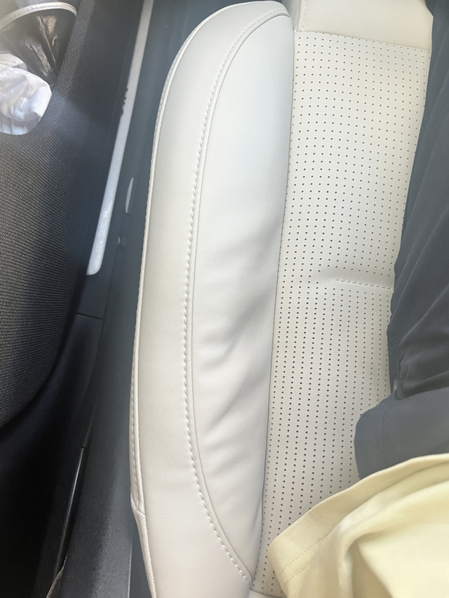 es6座椅问题
车友们有没有遇到这样的情况，主驾座椅边上凹凸不平，用手摸里面都已