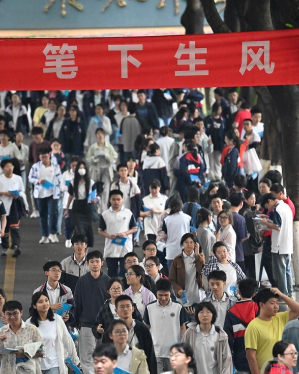 高考迎来坏消息，近200万考生“本科名额”或被挤掉
2025年高考报名数据刚刚公