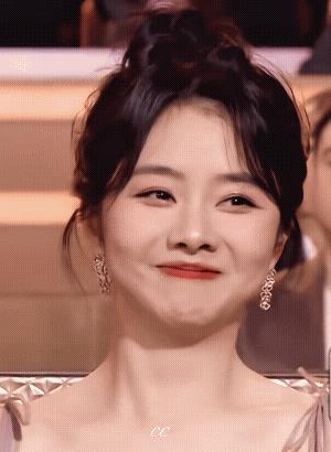 从没见松松这样笑过，嘴角简直比AK还难压，这是预料之中的笑吧！松松对她能得这个奖