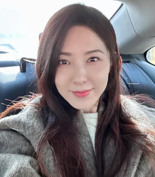 看了电视剧《沉默的荣耀》后。
我特意查了一下饰演王碧奎的曾黎。
才发现这个女演员