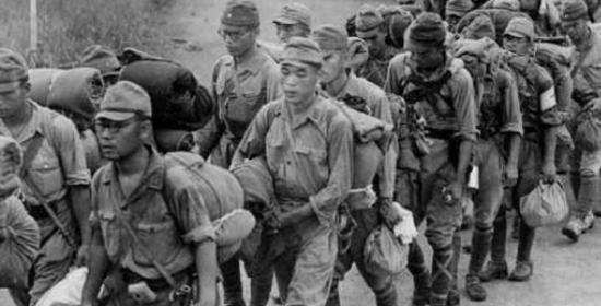 1940年，打入日伪内部的刘人寿，正用电台给党组织发报，几名日军突然冲了进来，他