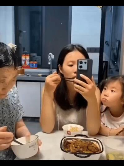 这真算是看眼里拔不出来了吧？严重的手机依赖症已经蔓延到生活中的角角落落，真是让人