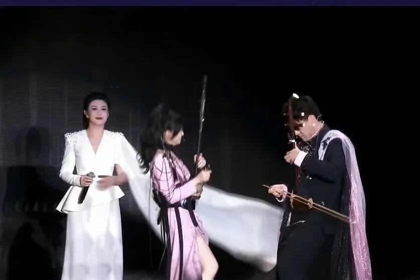 难怪有人说“整场下来就孙媛一个男的”！这句话虽然夸张了点，但看了抖音直播绽放多元