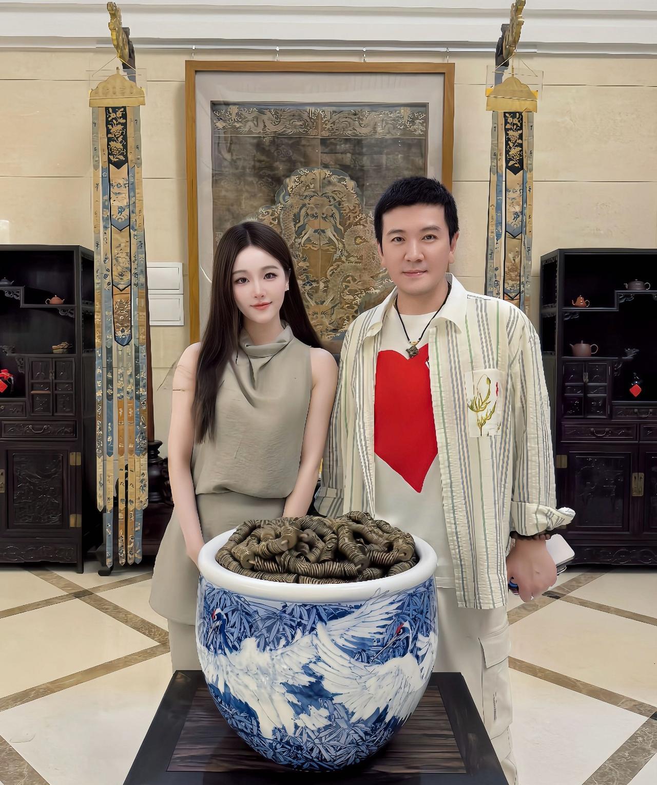 8月24日，有位漂亮小姐姐晒出与杨子的合影，杨子一脸的胶原蛋白，看上去像30多岁