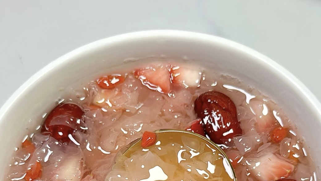 揭秘！草莓银耳羹的美味做法，滋润肌肤，清新酸甜，一试就爱上！