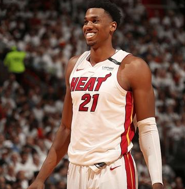 上海男篮新外援怀特塞德即将抵达上海和球队汇合。据媒体人薛思佳透露，上海男篮新外援