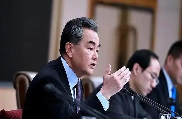 中方准备迎战，美逼中国缴罚金，开口价就是1750亿，王毅反将一军！美国这回是真不