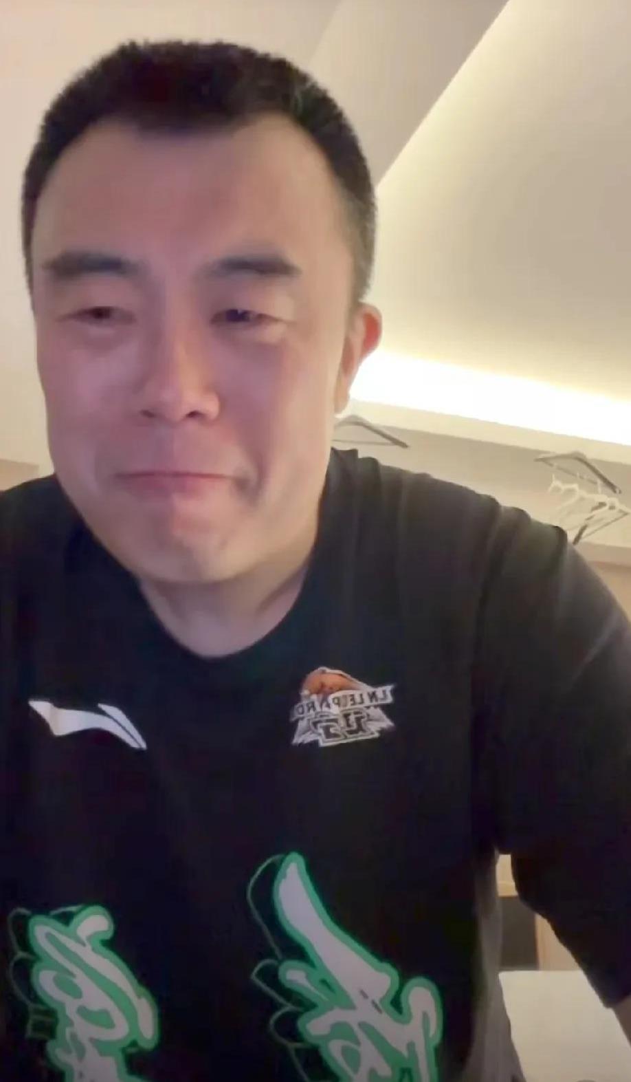 泪目！韩德君直播谈退役——是时候陪陪孩子、爱人和父母了！
1、现在还不能直接说退