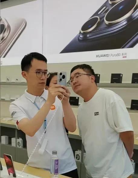 知己知彼百战百胜？红米这是要越级打华为吗？？[大笑][大笑][大笑]
