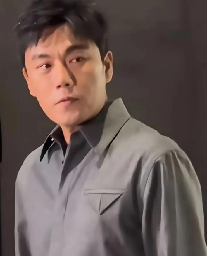 秦昊的演技要逆天吗？
电视剧《扫毒风暴》的毒枭卢少骅这个角色，仿佛是为秦昊量身定