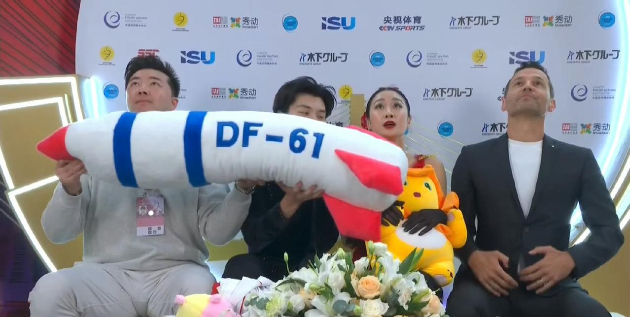 中国花滑运动员因为一个毛绒玩具被举报！国际滑联准备调查了！
太离谱了，这个玩具是
