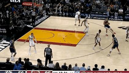 缴械投降？下半场开局快船落后来到32分，卢换上全替补