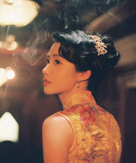 卢昱晓着旗袍复古优雅 回眸一笑尽显妩媚
