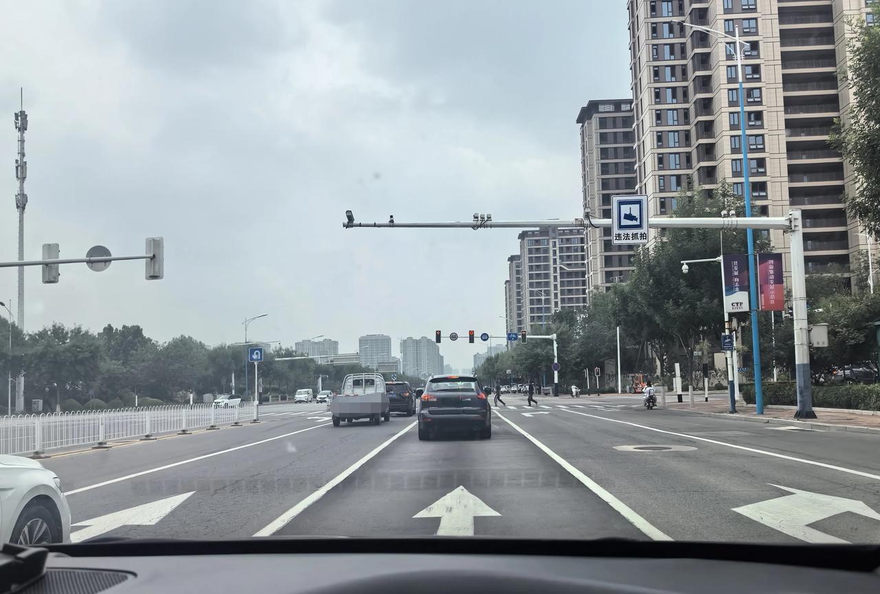 三步一个灯
五步一个灯
起步又停车
想快都不行
市区路上信号灯越来越密了，刚起步