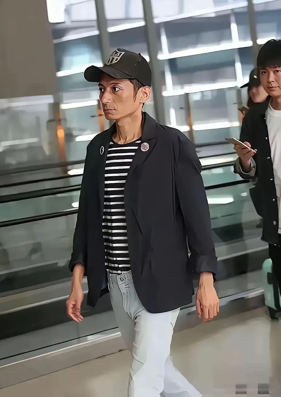 李维嘉现在的状态属实有点吓人了，打眼一看还以为是从非洲来了。
不是注重养生和保养