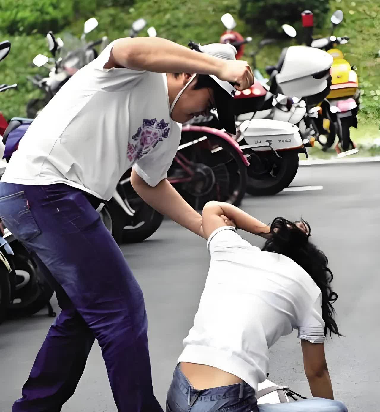 当街家暴！男子因嫌妻子开车太慢！当街打断妻子4根肋骨！光天化日，男子当街对妻子拳