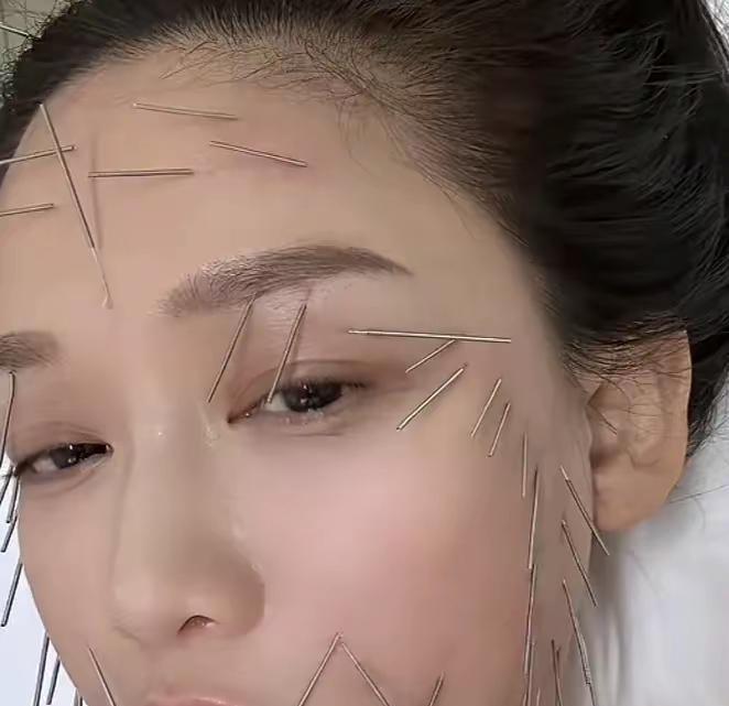我宣布
娱乐圈最狠的人出现了
这个人不是赵丽颖，也不是章子怡，而是已经46岁的陈