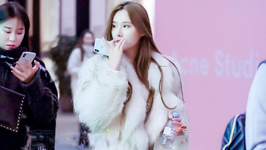充满青春妩媚感的皮草，美女的搭配让你美若天仙