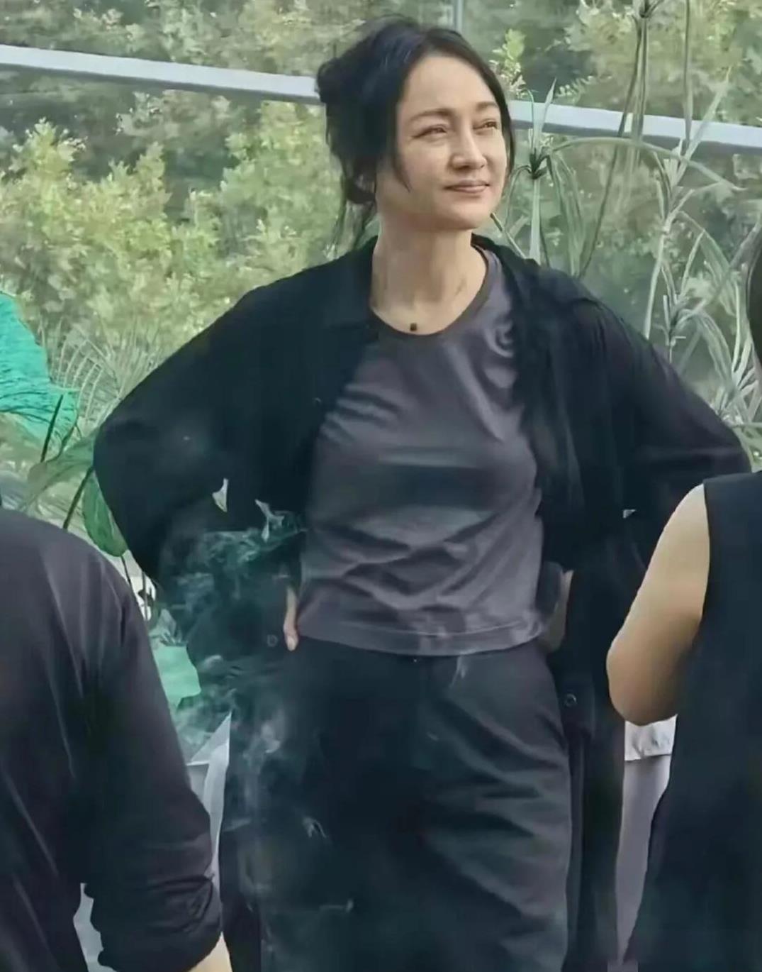 抛开身高不说，她这素颜的颜值还算同龄中比较高的，50多岁了还看起来那么有气质。至