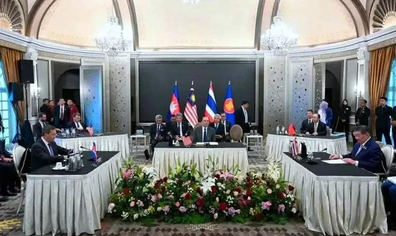 泰柬冲突算是平息了，美国上蹿下跳，好像主宰了冲突走势，一边挑唆，一边威吓，真是把