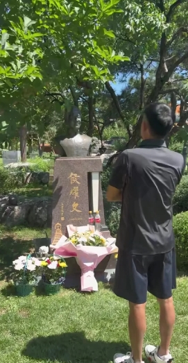 侯耀文78岁冥寿，徒弟去扫墓引发质疑。
7月17日是侯耀文先生冥寿，徒弟郭晓小拉