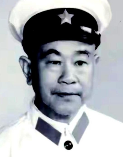 1973年，女知青黄丽萍携农村丈夫归宁波父母家，刚进门，丈夫瞧见墙上照片即大惊，