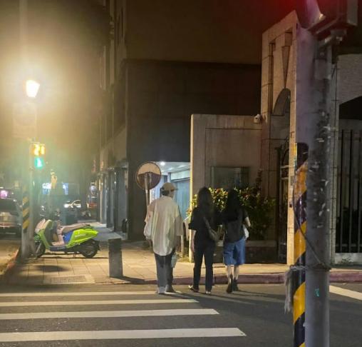 这一次，蔡依林被网友抓了个正着，原来的“人设”彻底被打破。
近日，有网友晒出两张