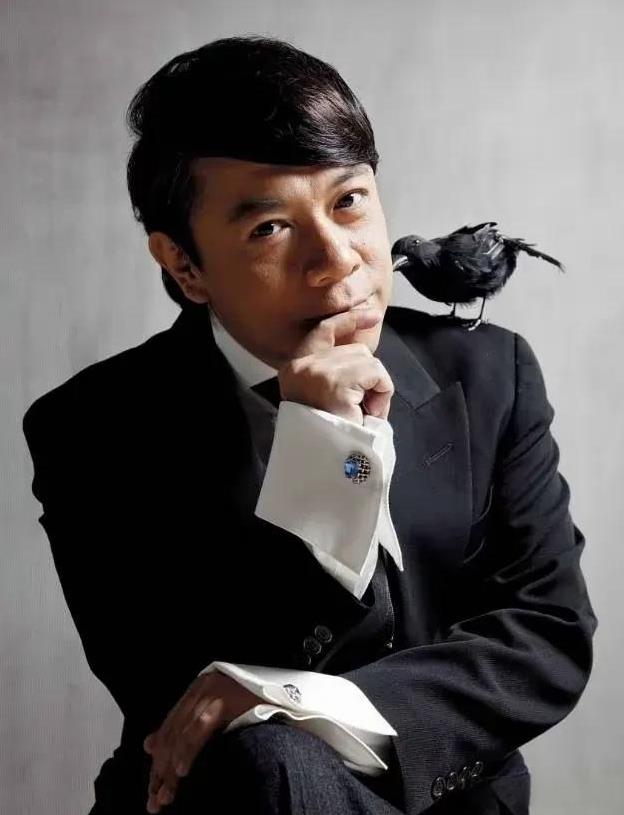 蔡康永更担心的人是小S，他发文：活下来的人有一个任务是想念。
相比起S妈的伤心欲