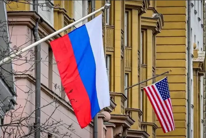 特朗普与泽连斯基的美乌矿产协议谈崩后，美国对乌克兰的态度大变！不仅暂停了军事援助