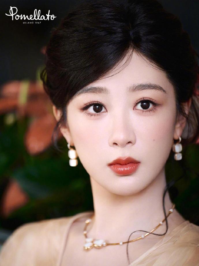 杨紫 x Julien Fournié

好一位温婉佳人登场，身着一袭Julie