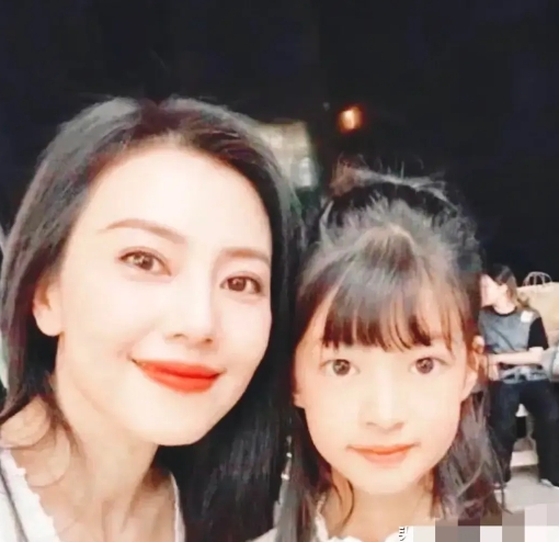 赵又廷真是幸福满满，老婆高圆圆46岁了，依旧颜值爆表，演技在线，尤其是《倚天屠龙