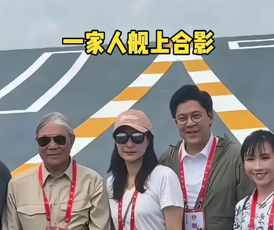不得不说
霍震霆这公公当的太聪明了！
这么重大的场合！
霍家豪门的C位不争