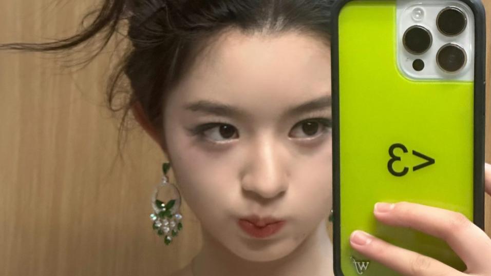 年轻演员黄杨钿甜因佩戴疑似价值230万元的奢侈耳环引发舆论热议