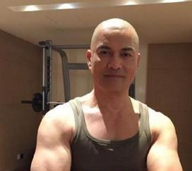 吕良伟70岁身体39岁，李连杰62岁靠轮椅？功夫巨星该拼还是该养？[what]