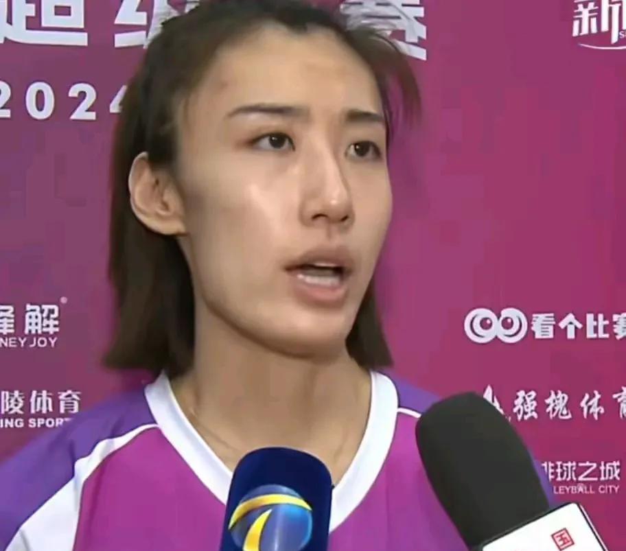 队长李盈莹缺席，卫冕冠军天津女排主场0比3不敌江苏女排无缘决赛，天津后女排和辽宁