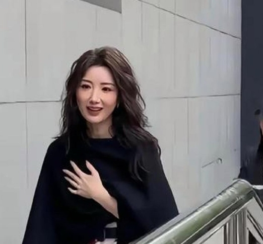 搞不懂毛晓彤，明明这么漂亮了，还要去做医美，现在岁数大了后遗症紧随着就来了，比起