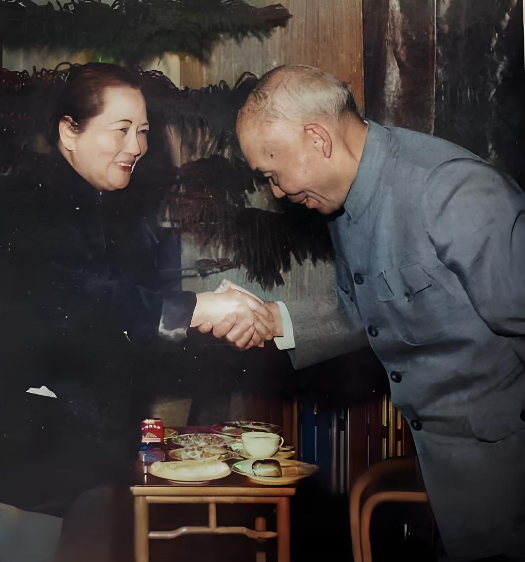 1965年，李宗仁回国后专程拜访宋庆龄时的照片，宋庆龄也特地设宴招待他和夫人郭德
