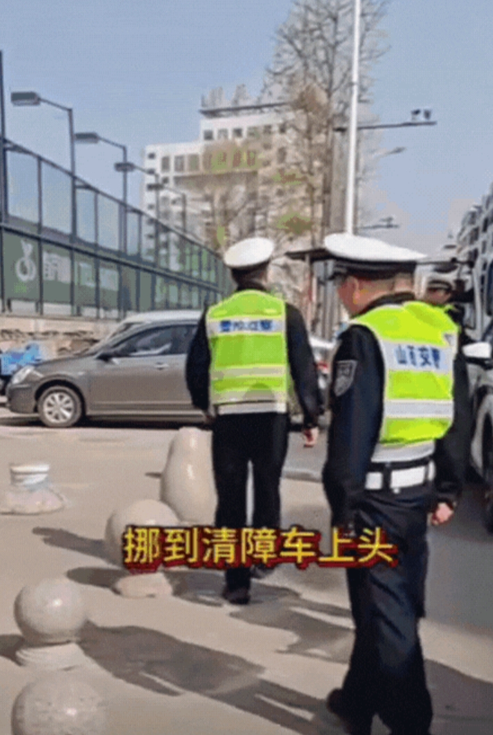 “这交警火到人民日报了！”山西长治，交警在巡逻时，发现一家商铺门口，竟然有10多