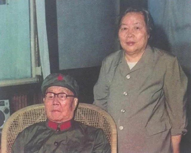 这是晚年的刘伯承同志与夫人汪荣华同志。
自1973年以后，刘帅病情加重，基本没有