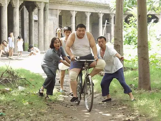    《孔雀》的画面很诗意，导演顾长卫总算没辱没了他摄影师的名声。我很喜欢《孔雀