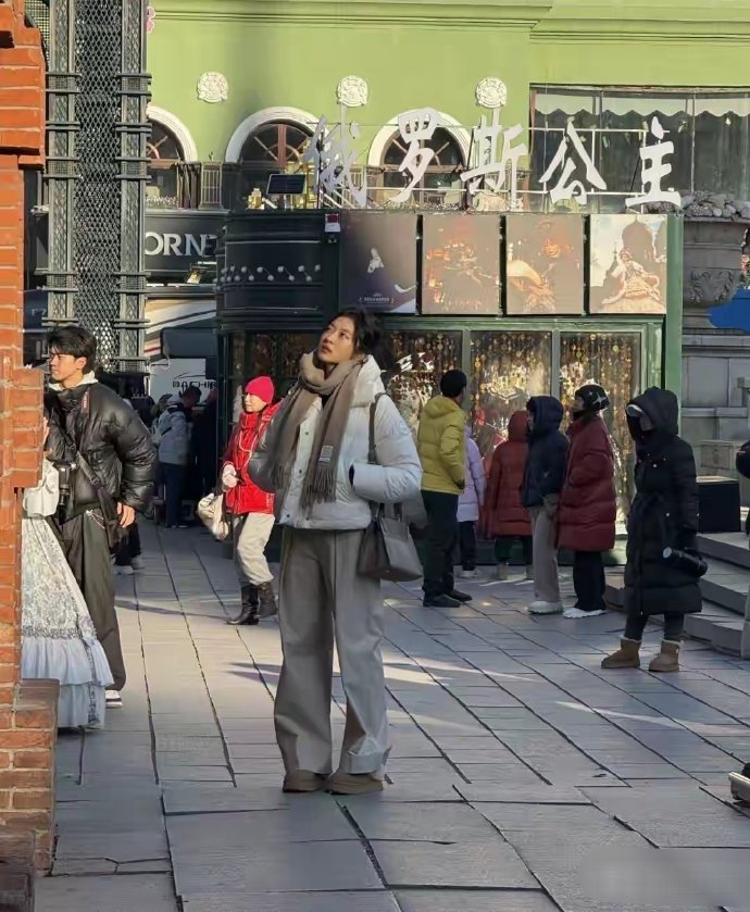 网友哈尔滨偶遇孙千，这大高个又瘦又美，本人腿超长，笑起来好甜 ​​​