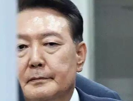 韩国前总统尹锡悦于18日上午9时左右抵达首尔中央地方法院，提前约1小时15分钟到