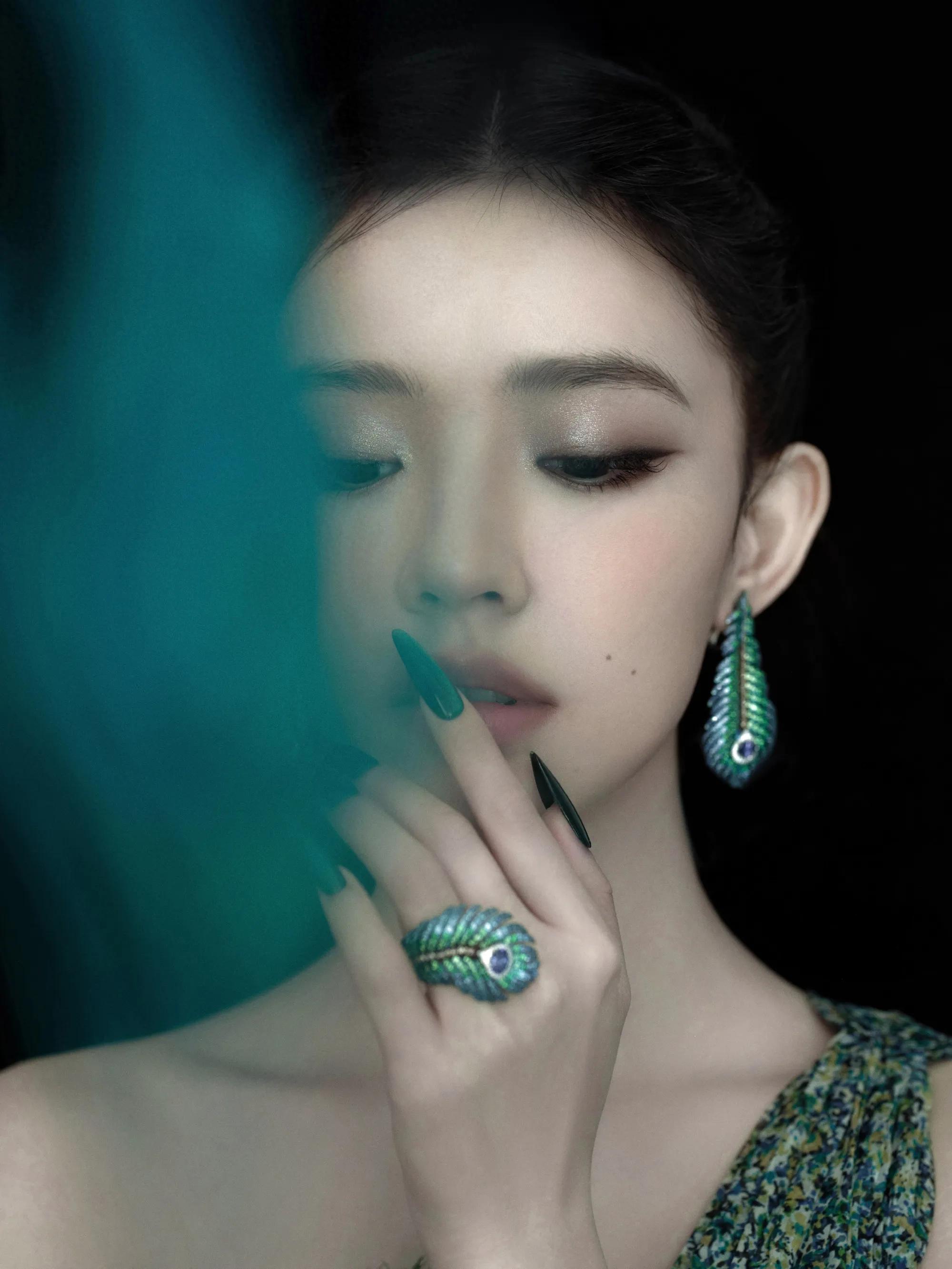 林允骄傲的孔雀裙，绝美！
