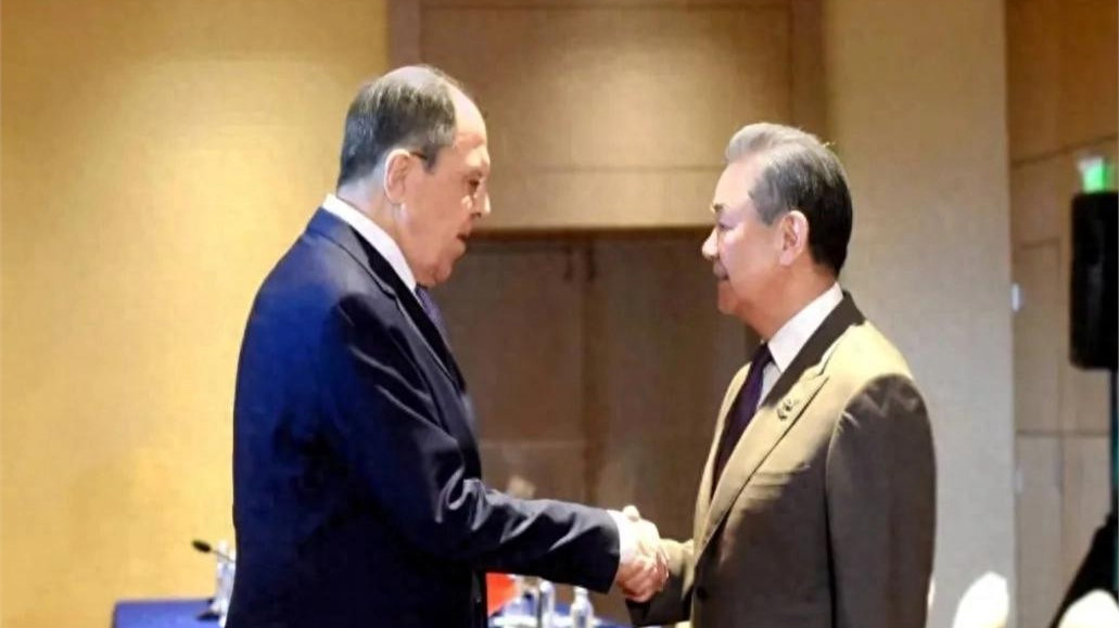 王毅外长主动出击，当着20多国的面阐明，向美国妥协的最终后果