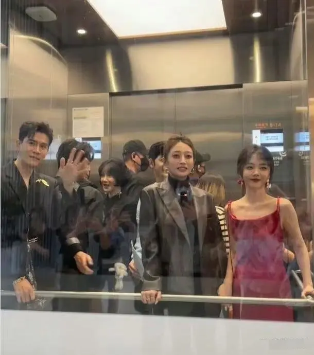 谭松韵是因为这条红裙子亮眼吗？