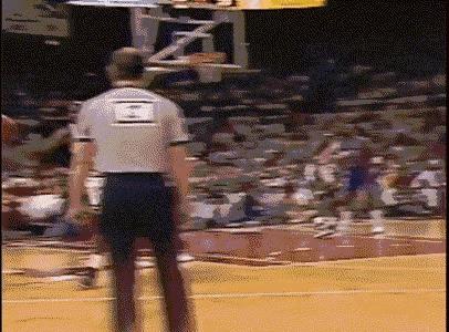 难以复制的乔丹NBA经典名场面，确实是百看不厌！
这个球或许有5%的NBA巨星能