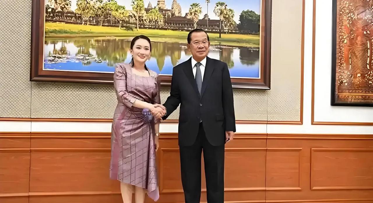洪森为何要不遗余力的推翻佩通坦：
1.泰柬边境打起来，柬埔寨士兵牺牲，洪森直接制