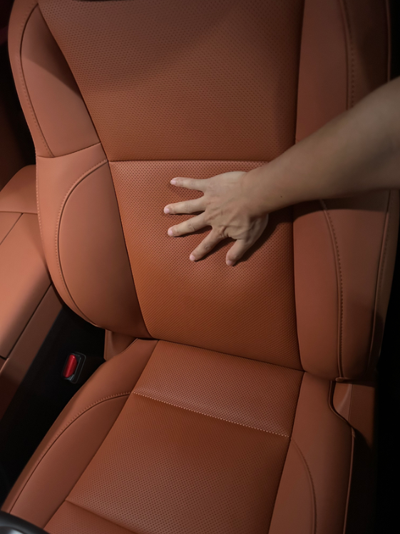 灾难级的座椅靠背通风
这是我体验过的最垃圾座椅通风，坐垫还可以接受，至少还可以吹